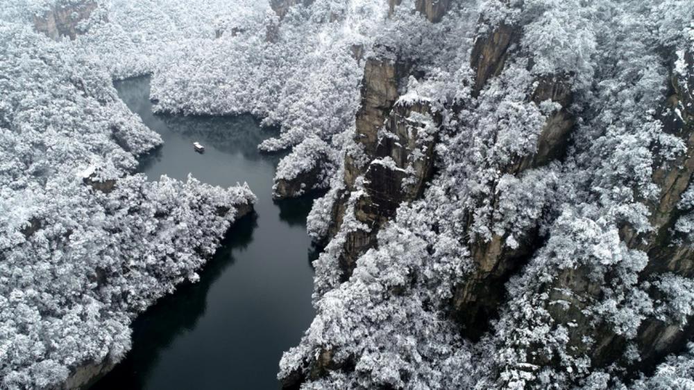 冬游寶峰湖：碧水映峰藏秀色 冰雪奇景入畫(huà)來(lái)